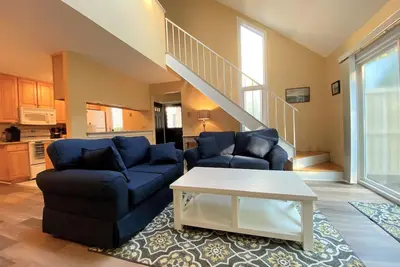 Image de Spacious, Renovated Townhouse With Elegant Nautical Décor and Easy Straight Staircase!