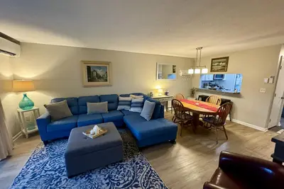 Image de This wonderful Eaton unit features a newly renovated kitchen with new appliances.