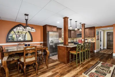 Image de Blue Door Guesthouse – Gorgeous & Spacious 2br/2ba Pool-Level Retreat