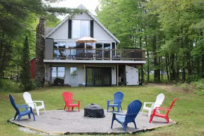 Image de Lake view home with water access