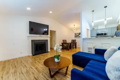 Image de Family Friendly & King Suite & Fire Pit, 9 Mil Dt