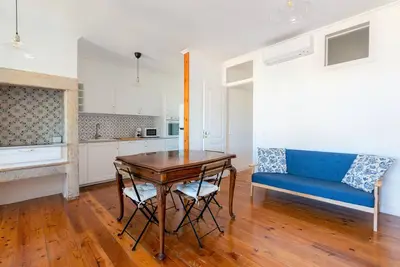 White & Blue Vintage Home in Graça