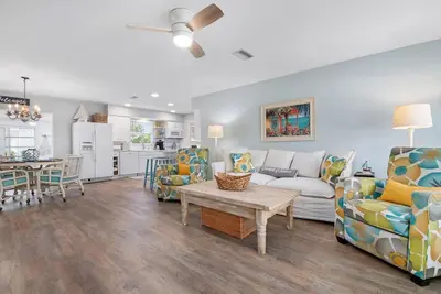Image de Cozy two-bedroom cottage by Nokomis Beach. Sleep 8.