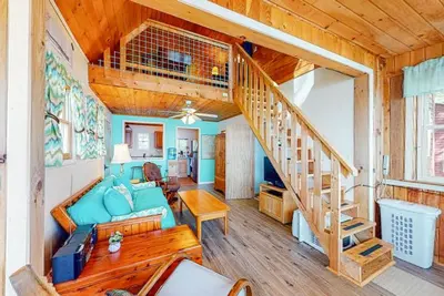 Rustic lakefront cabin w/gas grill, firepit, kayaks, one canoe, A/C - 2 dogs Ok
