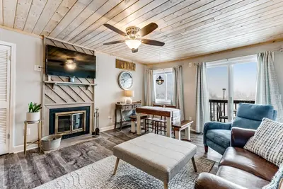 Image de Ski-view condo with WiFi, pool, hot tub, gym, tennis, and game room