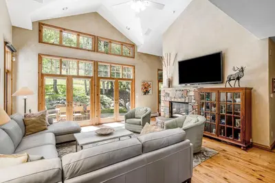 Image de Spacious Home w/Mountain Views, Game Room, Shared Hot Tub, Grill, & Pool Table