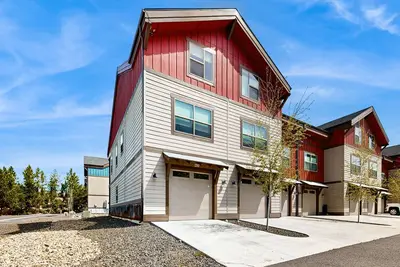 Image de Beautifully decorated hideaway near heart of town, lake, golf & skiing