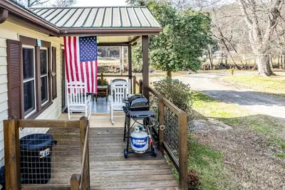 Image de Creekside Cabin with Free WiFi, Firepit, Full Kitchen, & Private W/D - Dogs Ok