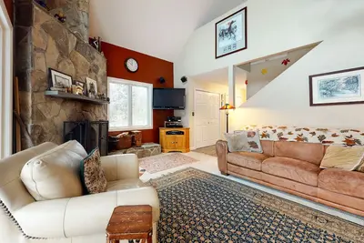 Image de Cozy, Dog-Friendly Home with High-Speed WiFi & Deck