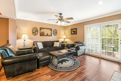 Image de Dreamy Condo Near Downtown with Creek Views, Pool, & Free Attraction Tickets