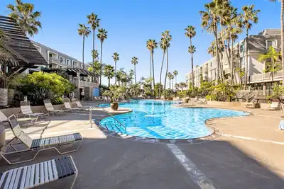 Image de Modern condo with access to pool & hot tub in great location