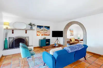 Image de Inviting home with a private pool, high-speed WiFi, washer/dryer & central Ac