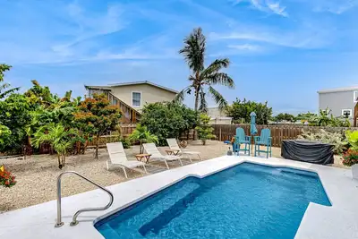 Image de Inviting home with private pool\/hot tub, outdoor shower & alfresco dining