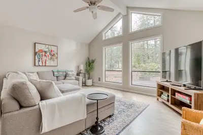 Image de Spacious Mountain Home with Decks, Firepit, Grill, Wood Stove, W/D, & Free WiFi