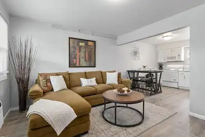 Image de Sleek & Spacious 2br in Appleton – Queen Beds #A