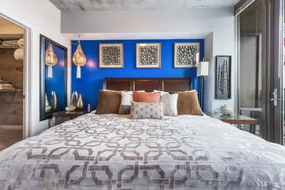 Image de Eclectic High Rise| King Bed| Coffee Shop| Fast Wifi