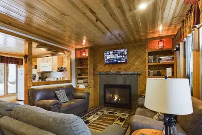 Image de Bear Den-Secluded 2 Bedroom Cabin Located in the Hiawatha National Forest.