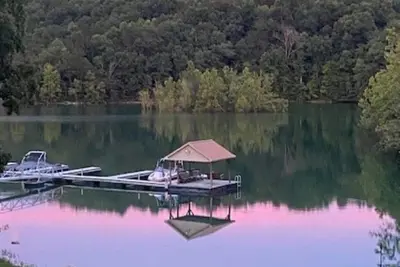 Image de Lakefront Cabin in quiet cove. No steps to private boat slip. Pet friendly.