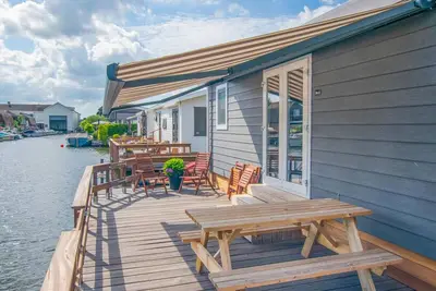 Image de Chalet au bord de l'eau avec échelle de bain