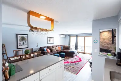 Image de Modern condo | Mins to many local attractions| Nordic Village Amenities