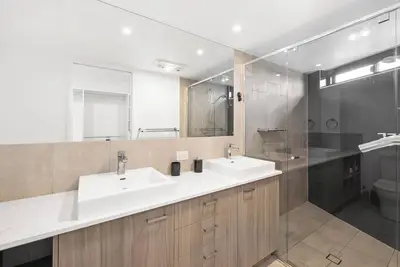 Image de Sub-penthouse With Water Views