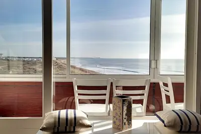 Image de Studio charmant avec balcon loggia, parking gratuit, plage et commerces à proximité