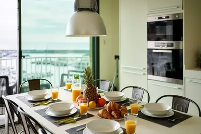 Image de Appartement luxueux avec une vue imprenable sur la mer