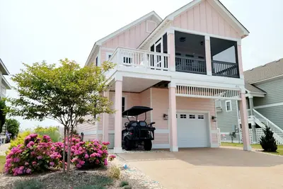 Image de Close to beach, on the golf course in Tcc! Pool, spa, and 6 seat golf cart! \n