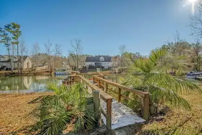 Image de Cozy Lake Murray lake front house with dock