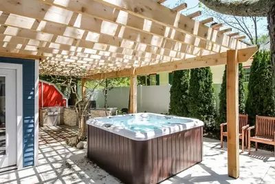 Image de Ultra Lux Villa, Chic design, Hot Tub All Year Round, Minutes Walk From Downtown
