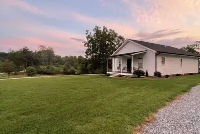 Image de Newly Renovated Farmhouse on Acreage