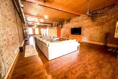 Image de The Brick Street Suite, high ceilings, historic brick street location
