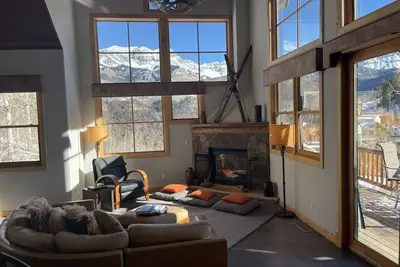 Image de Comfortable large mountain home with stunning views, hot tub and pool table!