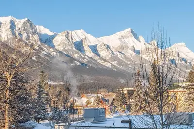 Image de Incredible Mountain View Townhouse Sleep 6 Ppl in Dt Canmore w/ Ac & Ug Parking