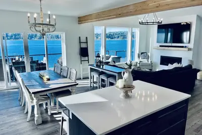 Image de Homeport- Luxury Waterfront Home w/ Hot Tub and Game Room