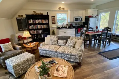 Image de Hummingbird Nest Hideaway Loft:  East Texas Spiritual Retreat & Country Resort