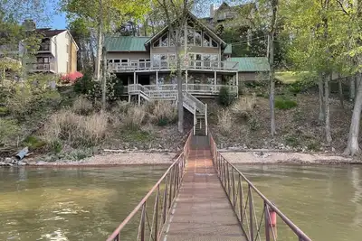 Image de Updated lake house on beautiful Bear Creek!