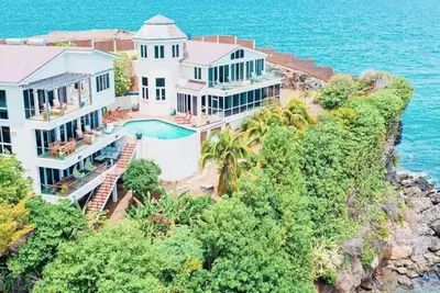 Image de The Main Villa has three bedroom. The master bedroom, has its own patio.