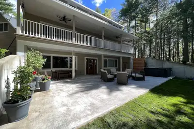 Image de New! Luxury Lakefront Lodge - Pier, Beach, Boats, Hot Tub, Fire pits, Fireplaces