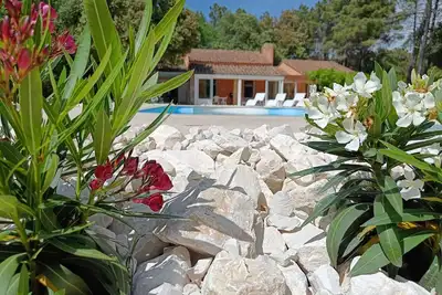 Image de Charmante villa à 5 minutes à pied du centre du village. Piscine chauffée