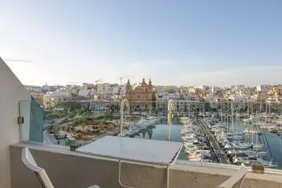 Seafront Apartment-hosted by Sweetstay