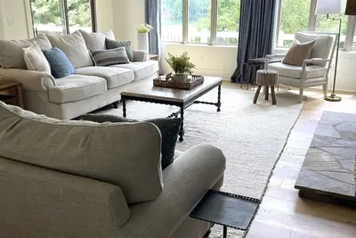 Image de Beautiful Lake House with pool, dock with party deck, video games, pool table
