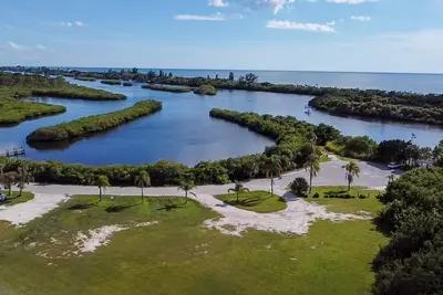 Image de Stunning Views, Pool, Hot Tub, Kayaks, Bikes - Sun, Fun, Relax!