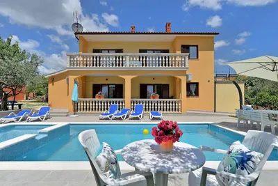 Image de Villa avec piscine extérieure et terrasse ensoleillée