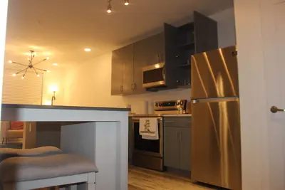 Image de Luxury OneBDRM Apt with Skyline Rooftop Access