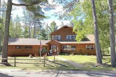 Image de Lakewood Lodge - Marquette Log Cabin w/ Lake Views