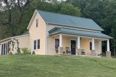 Image de Restored farmhouse just steps from the Katy Trail