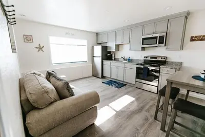 Image de Steps to the Pacific Ocean! Fully Remodeled. . .