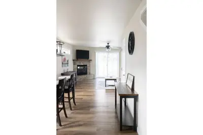 Image de Elegant just 5 minutes from downtown.