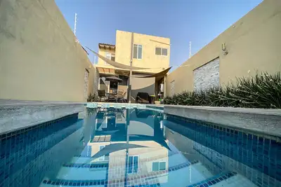 Image de Beautiful house w heated private pool/ downtown
